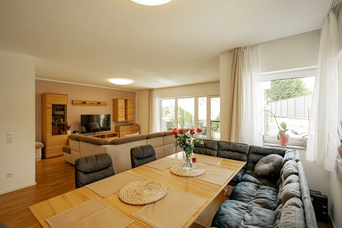 Essbereich mit Blick in den Wohnbereich